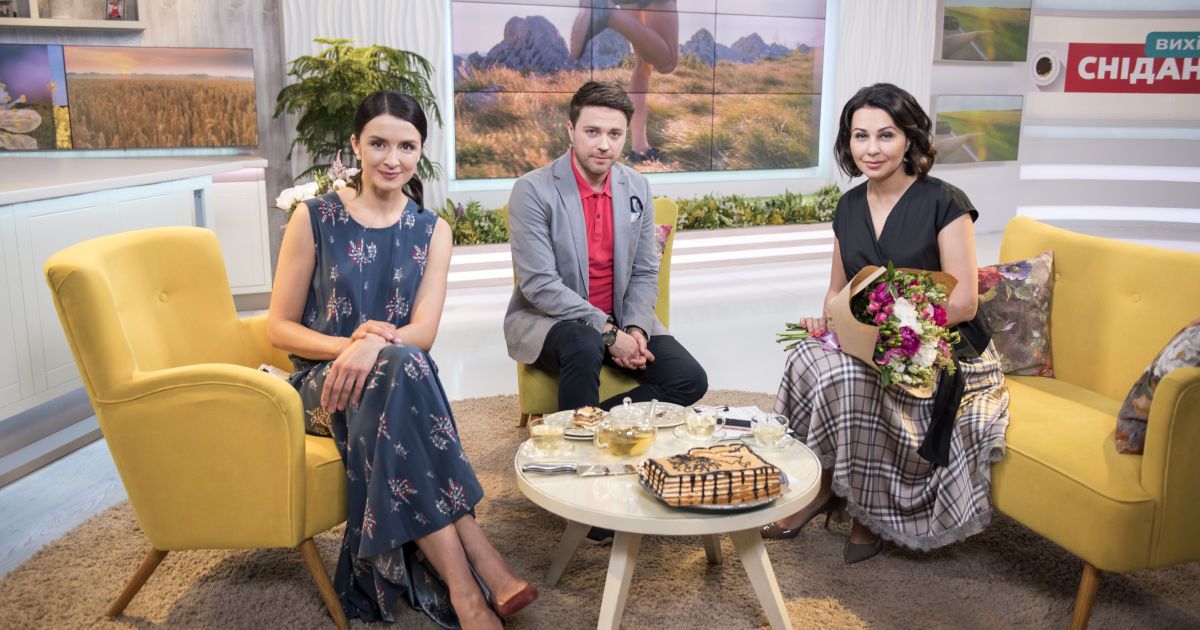 Наталья Мосейчук испекла торт "Медовик" к чаю в студию "Сніданку.Вихідний"