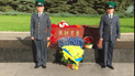 Біля пам'ятника місту-герою Києву у Москві з'явилися жовто-блакитні квіти і почесна варта