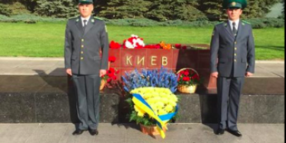 Біля пам'ятника місту-герою Києву у Москві з'явилися жовто-блакитні квіти і почесна варта