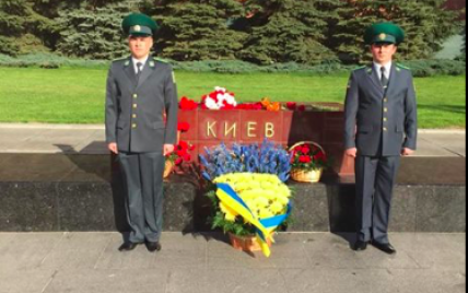 Біля пам'ятника місту-герою Києву у Москві з'явилися жовто-блакитні квіти і почесна варта