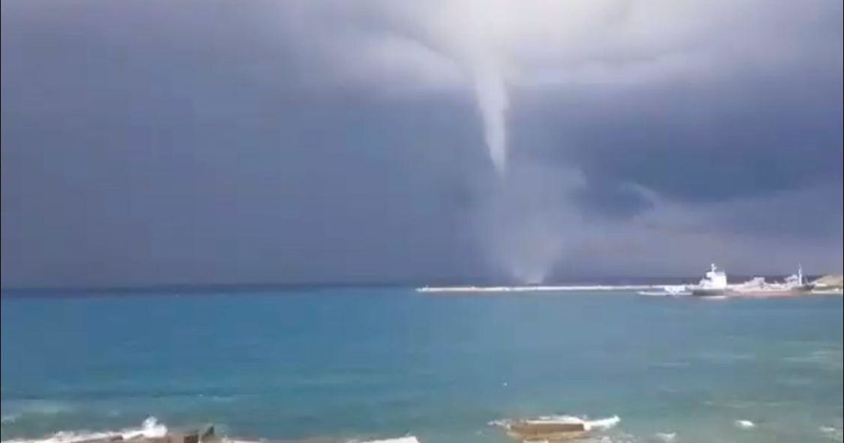 Люди оказались в водяной ловушке: Грецию накрыло мощное наводнение