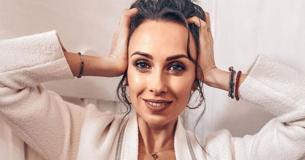 DJ NANA в бикини на пляже похвасталась аппетитными ягодицами