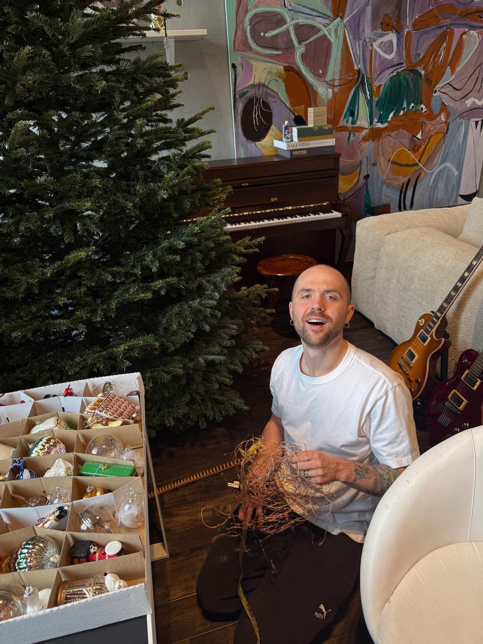 Надя Дорофеева с мужем и детьми украшает елку / © t.me/thisisdorofeeva