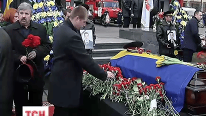 Сегодня похоронили погибших в Киеве пожарных