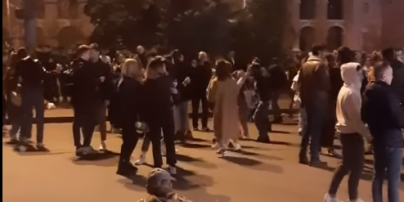 "Коли лікарні переповнені": у Києві на Контрактовій площі молодь влаштувала людну вечірку (відео)