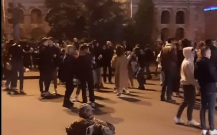 "Коли лікарні переповнені": у Києві на Контрактовій площі молодь влаштувала людну вечірку (відео)