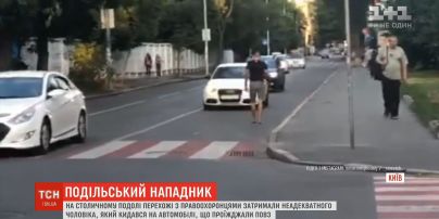 Правоохоронці у столиці затримали чоловіка, який кидався на автомобілі