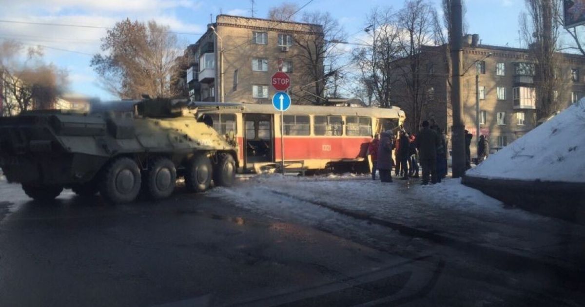 В Днепропетровске произошла авария с участием трамвая и БТРа