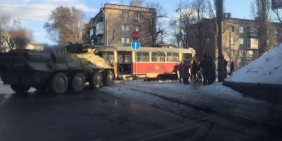 В Днепропетровске произошла авария с участием трамвая и БТРа