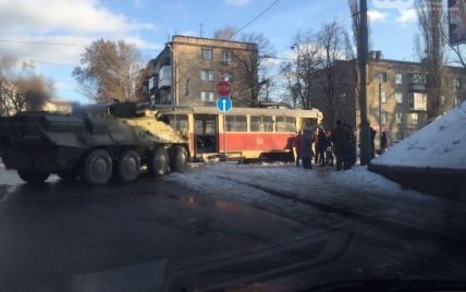 В Днепропетровске произошла авария с участием трамвая и БТРа