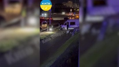 В Киеве машина ТЦК попала в ДТП: мобилизованные бросились наутек