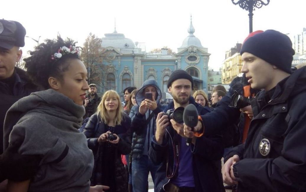 Під парламентом затримали дівчат з Femen / © twitter.com/HromadskeTV