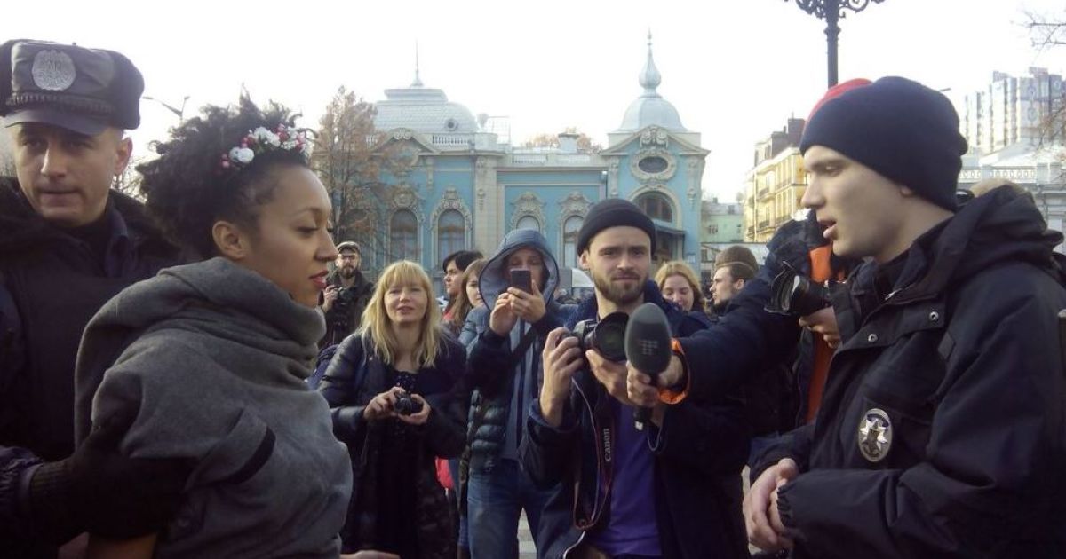 Під парламентом затримали дівчат з Femen / © twitter.com/HromadskeTV