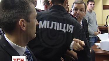 Повне відео штурханини Ляшка з прокурорами