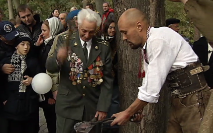 В Киеве военные-ветераны трех поколений сковали символ Защитника Отечества
