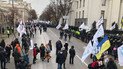 У Києві протестувальники заблокували входи до Ради, поліція розчистила прохід для нардепів: фото