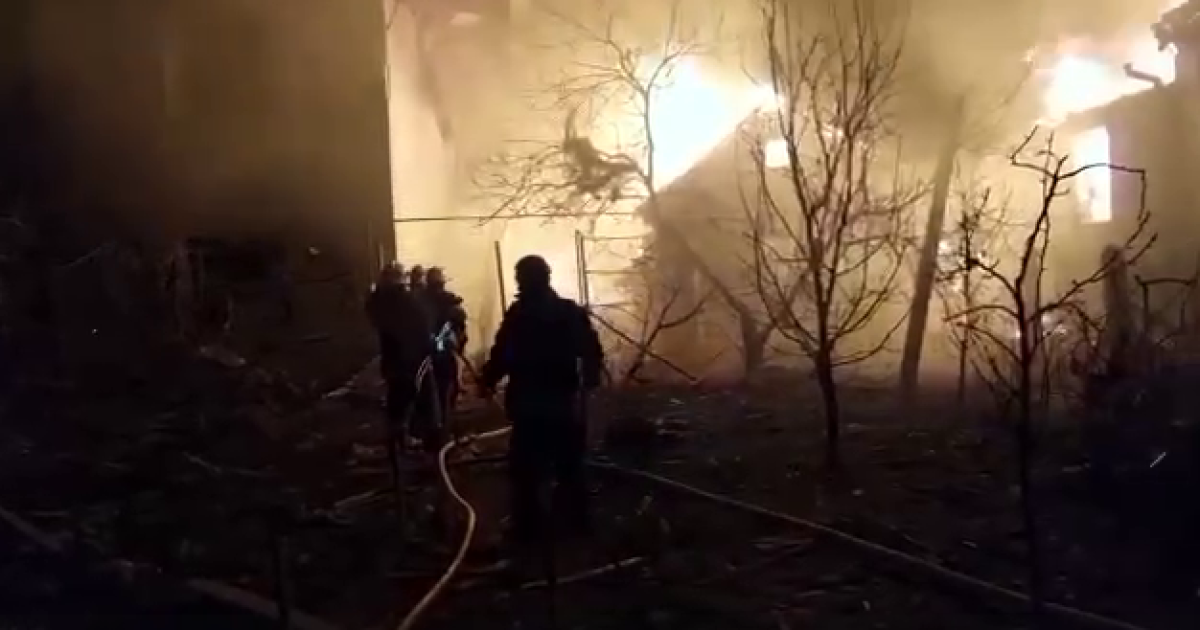 Окупанти з Білорусі атакували Житомир крилатою ракетою "Калібр": горять житлові будинки (відео)