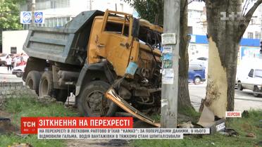 У центрі Херсона КАМАЗ зіштовхнувся з легковиком, вилетів на тротуар та врізався у дерево