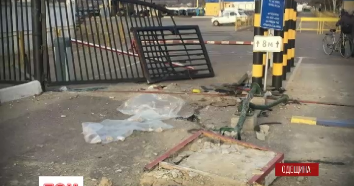 На Одесчине пьяный водитель микроавтобуса протаранил КПП "Кучурганы"