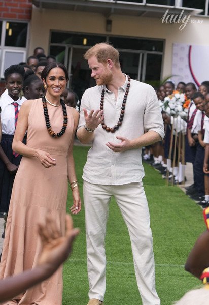 Меган Маркл и принц Гарри в Нигерии / © Associated Press