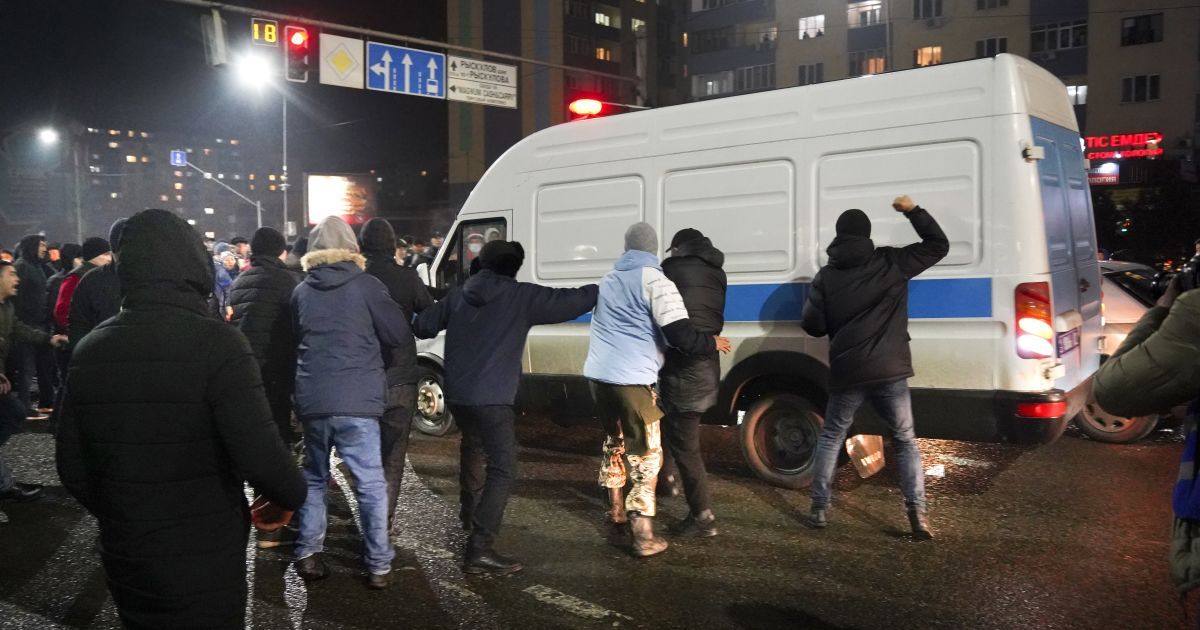 Протести у Казахстані: як у лавах протестувальників опинилися провокатори та до чого тут Росія