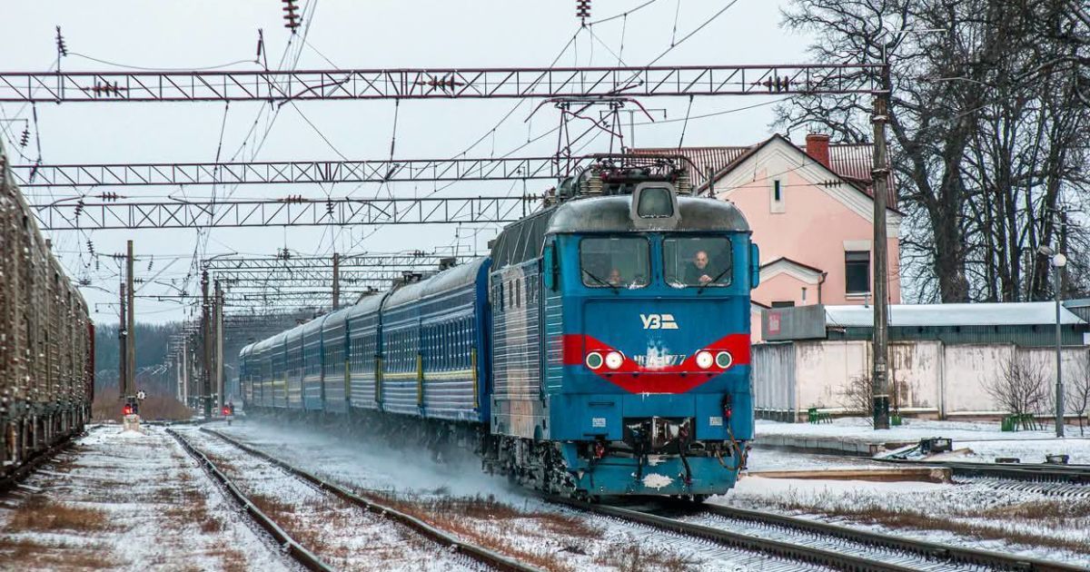 ​На Київщині через обстріл пошкоджено контактну мережу залізниці: які поїзди затримуються