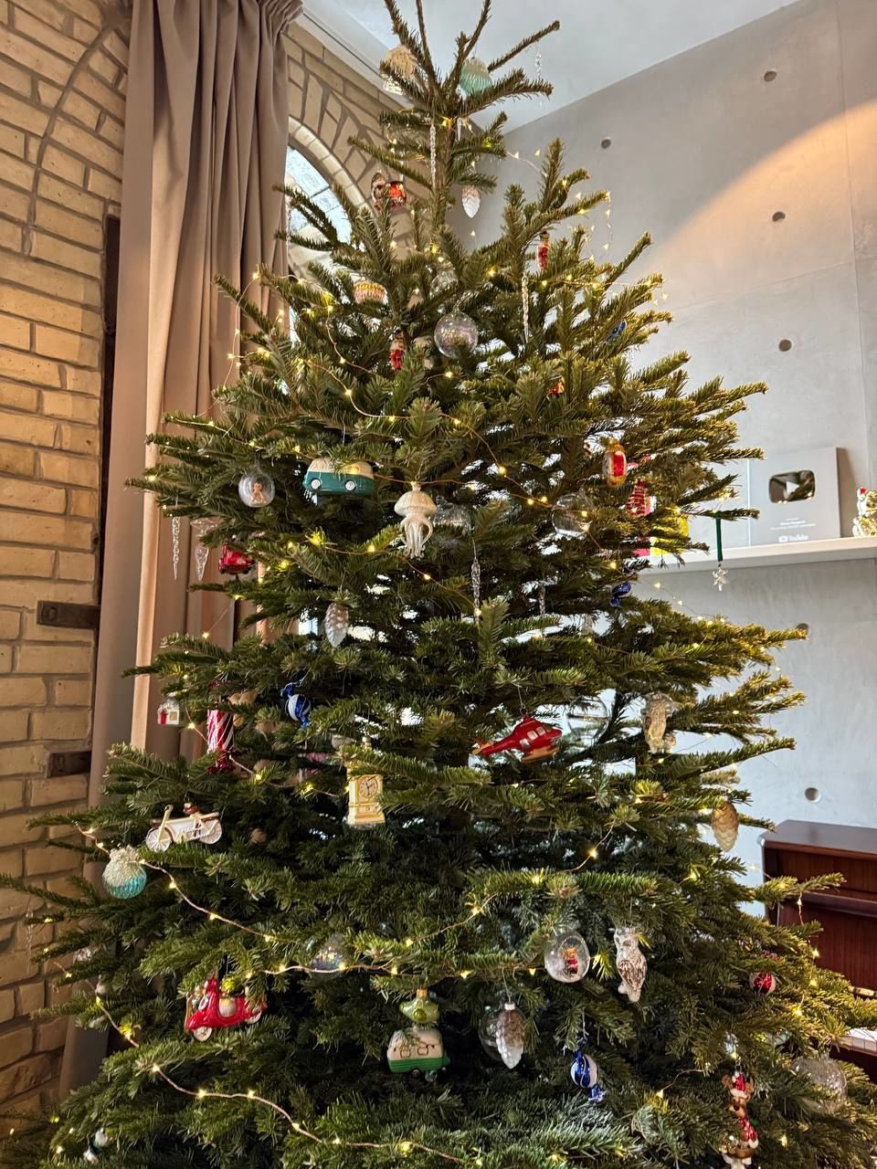 Надя Дорофеева с мужем и детьми украшает елку / © t.me/thisisdorofeeva