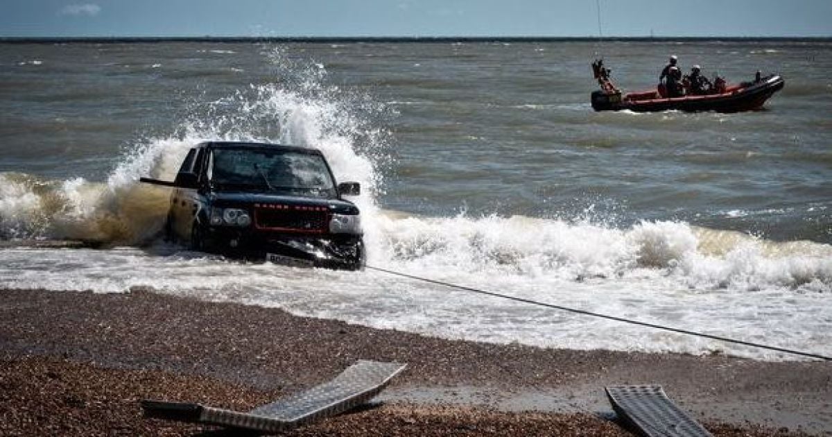 Порятунок потопаючого Range Rover перетворився на фарс