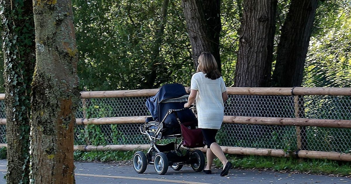 На Львівщині мотоцикліст збив візочок із немовлям та травмував дворічну дівчинку