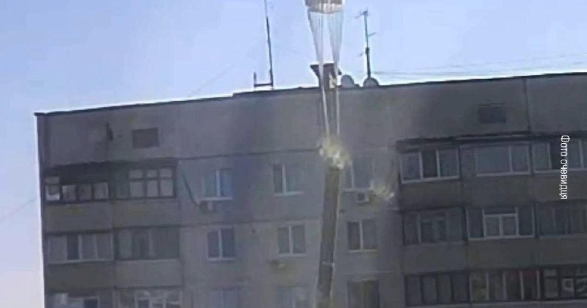 Окупанти скидають на Харків бомби на парашутах