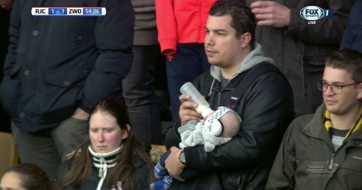 Отец, кормящий ребенка на футбольном матче, стал звездой Интернета