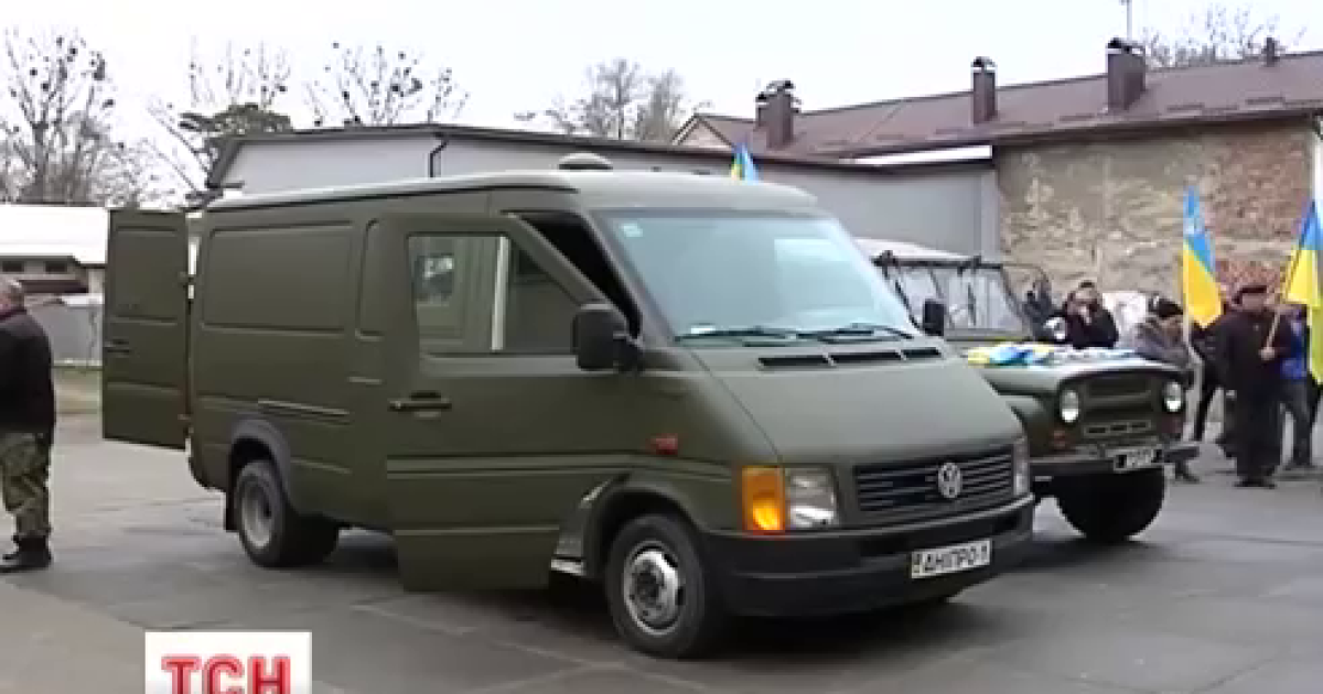 Жители двух сел подарили военным два боевых авто