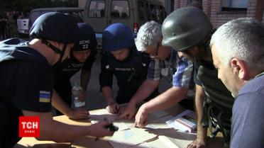 Ексклюзивні кадри боротьби з пожежею на військовому складі біля Новоянисоля