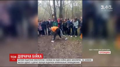 Двое девочек-подростков устроили кулачные бои на глазах у толпы сверстников
