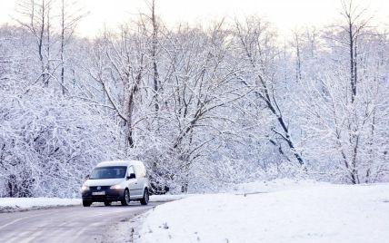 Гололед и налипание мокрого снега: в Киеве из-за ухудшения погоды на улицы вышла спецтехника