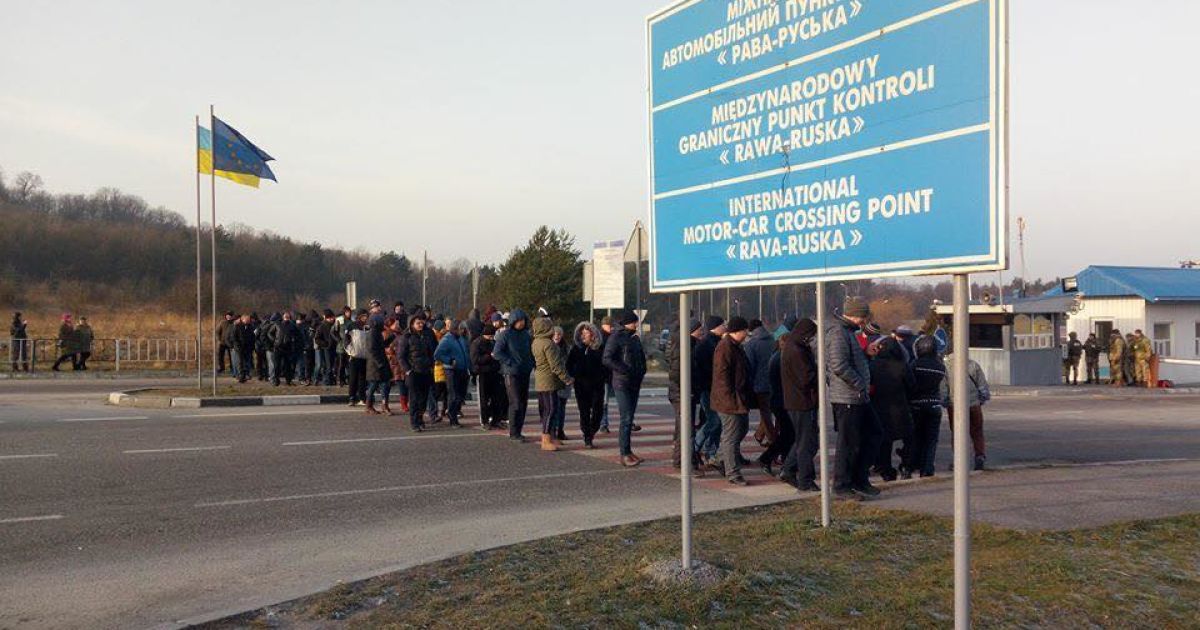 На Львовщине протестующие перекрыли движение транспорта к еще двум пунктам пропуска с Польшей
