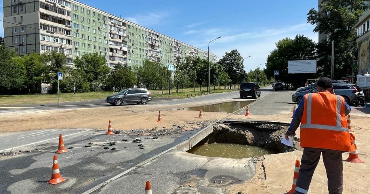 Улицу затопило, движение затруднено: в Киеве посреди дороги прорвало трубу (фото, видео)