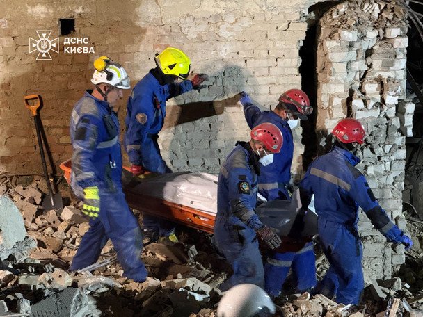 У Києві внаслідок удару РФ по будинку в Солом’янському районі 17 червня деблокували ще трьох загиблих людей / © ДСНС
