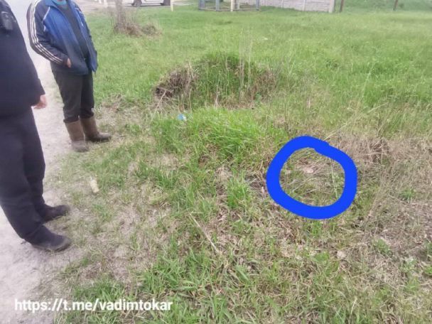 У Макарівській громаді на Київщині виявили міну на узбіччі дороги. Фото: Вадим Токар