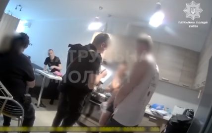 Предложил полицейским вместе покурить соли: в Киеве задержали гостеприимного наркомана (видео)