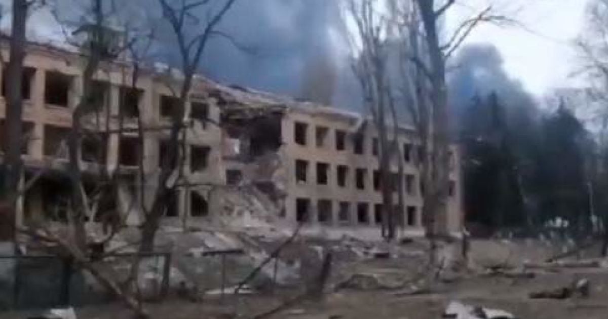 У Василькові окупанти повністю розбомбили профтехліцей (відео)