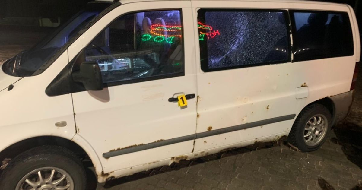 Во Львовской области мужчина обстрелял микроавтобус, в котором находились семь человек: фото