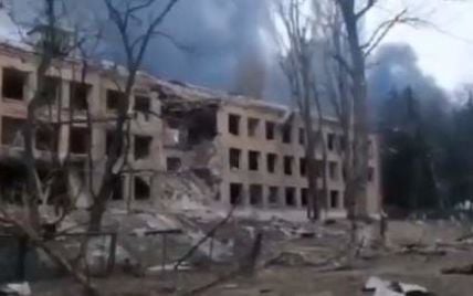 У Василькові окупанти повністю розбомбили профтехліцей (відео)
