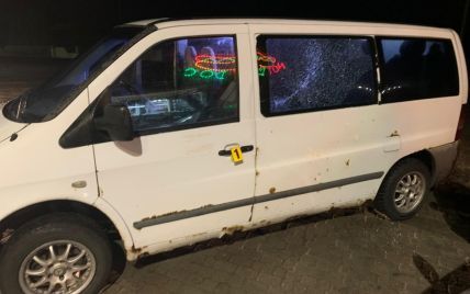 У Львівській області чоловік обстріляв мікроавтобус, в якому було семеро людей: фото