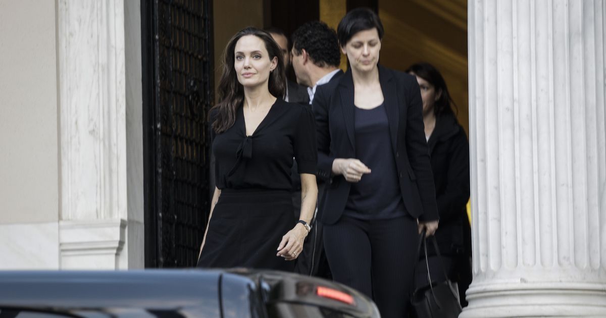 Джолі з візитом побувала у Греції