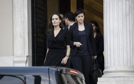 Анджеліна Джолі підкреслила худорлявість та блідість чорною стриманою сукнею