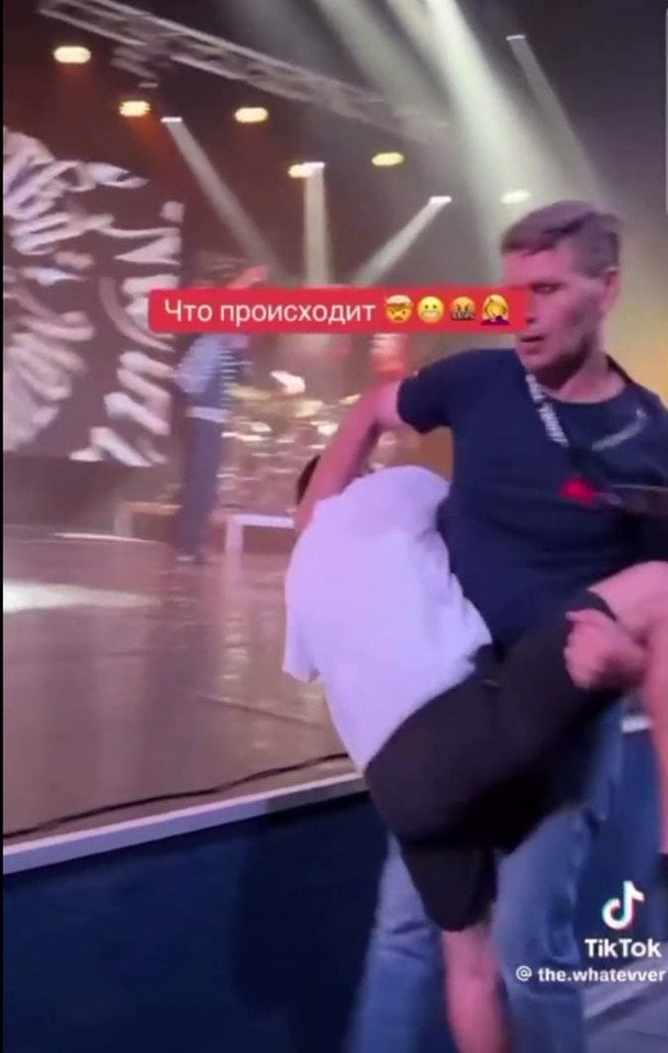 Охоронець у грубій формі поводився з ветераном війни, який потребував допомоги / © скриншот з відео