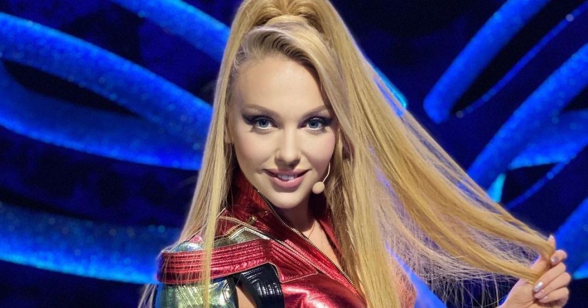 Оля Полякова в венке из одуванчиков устроила импровизированный фотосет на поляне