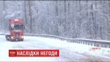 Десятки фур застрягли через сильні снігопади на Закарпатті
