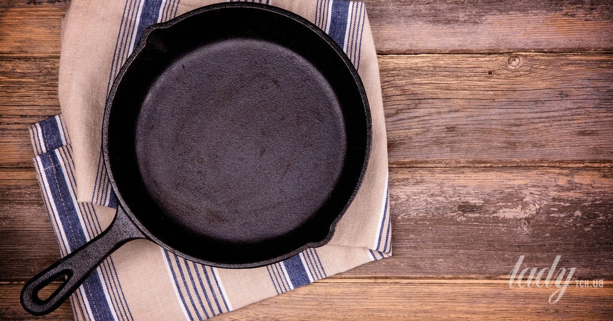 Які продукти не варто готувати на чавунній пательні